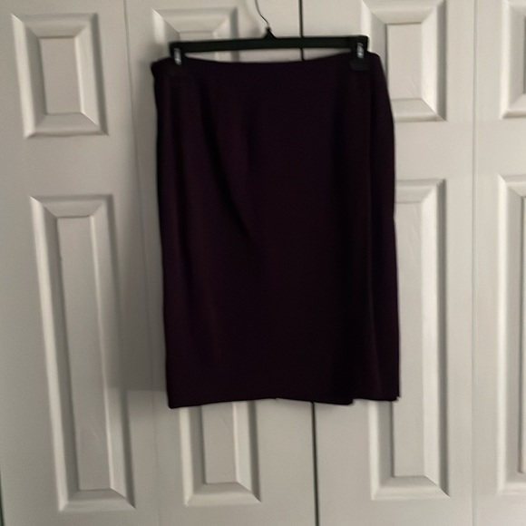 Gorgeous two piece skirt suit - Picture 6 of 7